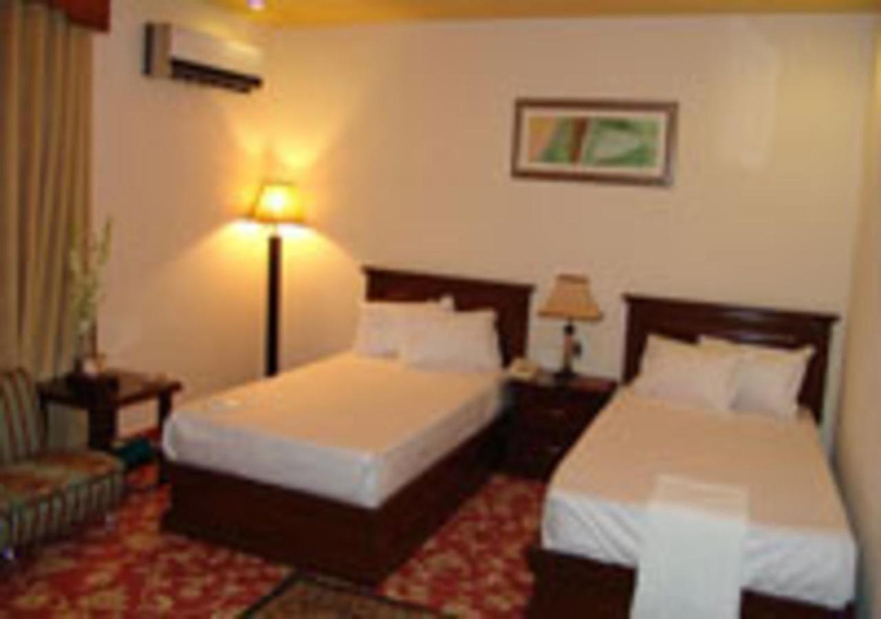 Rajone Hotel Faisalabad Buitenkant foto