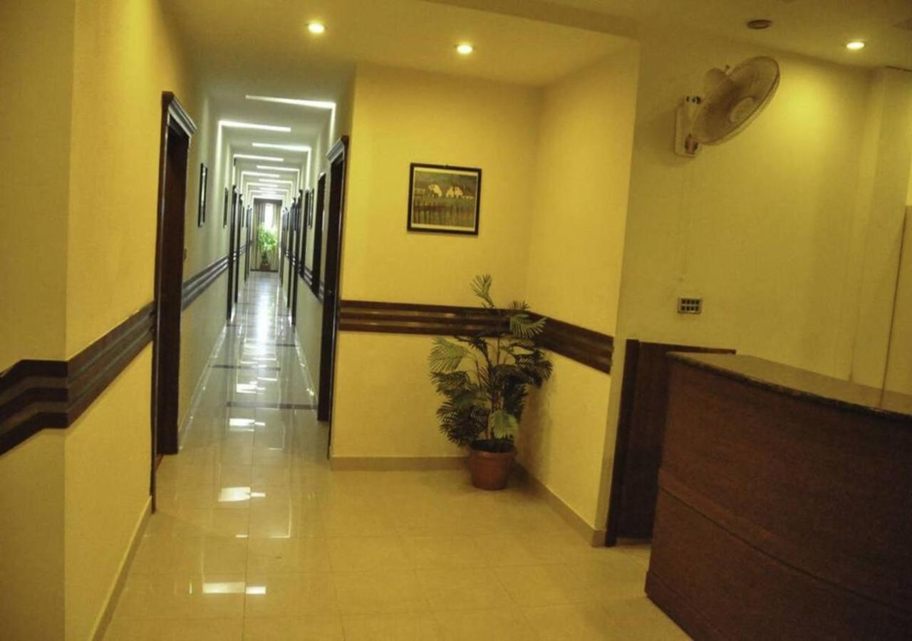 Rajone Hotel Faisalabad Buitenkant foto
